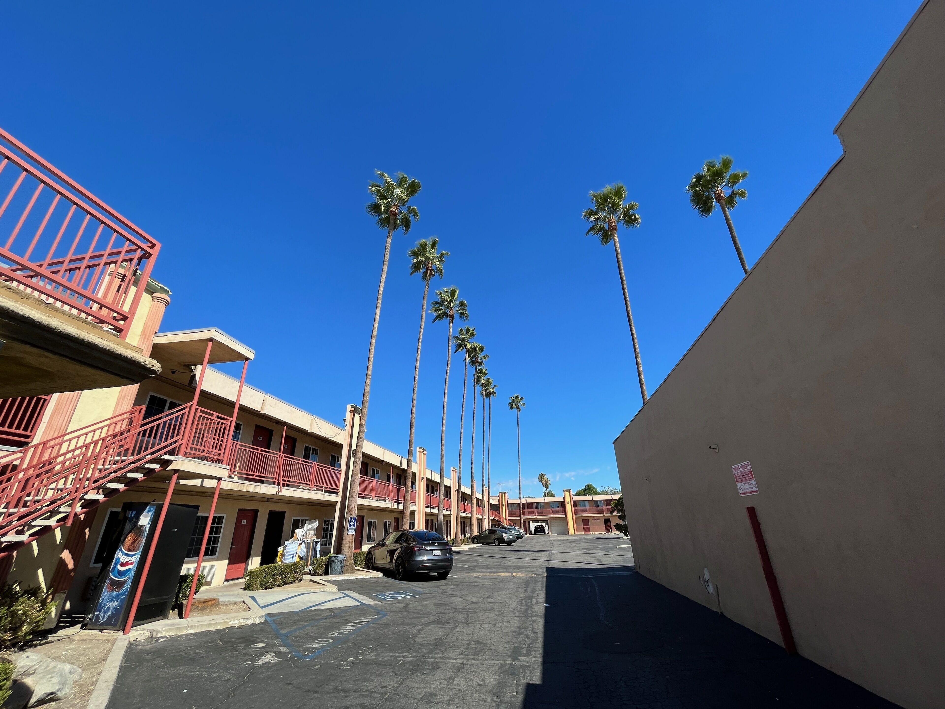 Palm Tree Inn - Los Angeles — Photos 1